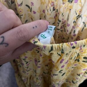 XL yellow floral dress cute and lightweight